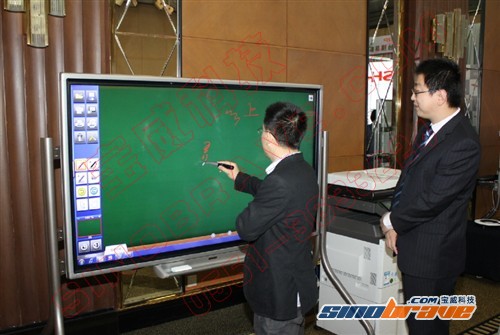 夏普70寸专业液晶触摸屏新品PN-L702B中国发布