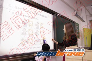 黑板变成88英寸电子白板 互动让讲课更生动